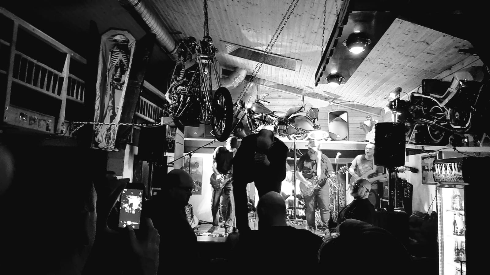 STARK bei einem Clubkonzert in Schwarzweiß