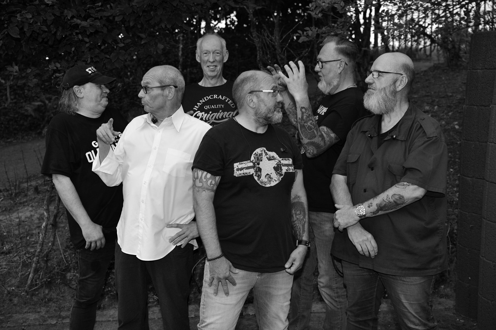 Die sechs Musiker von STARK im Schwarz-Weiß-Porträt