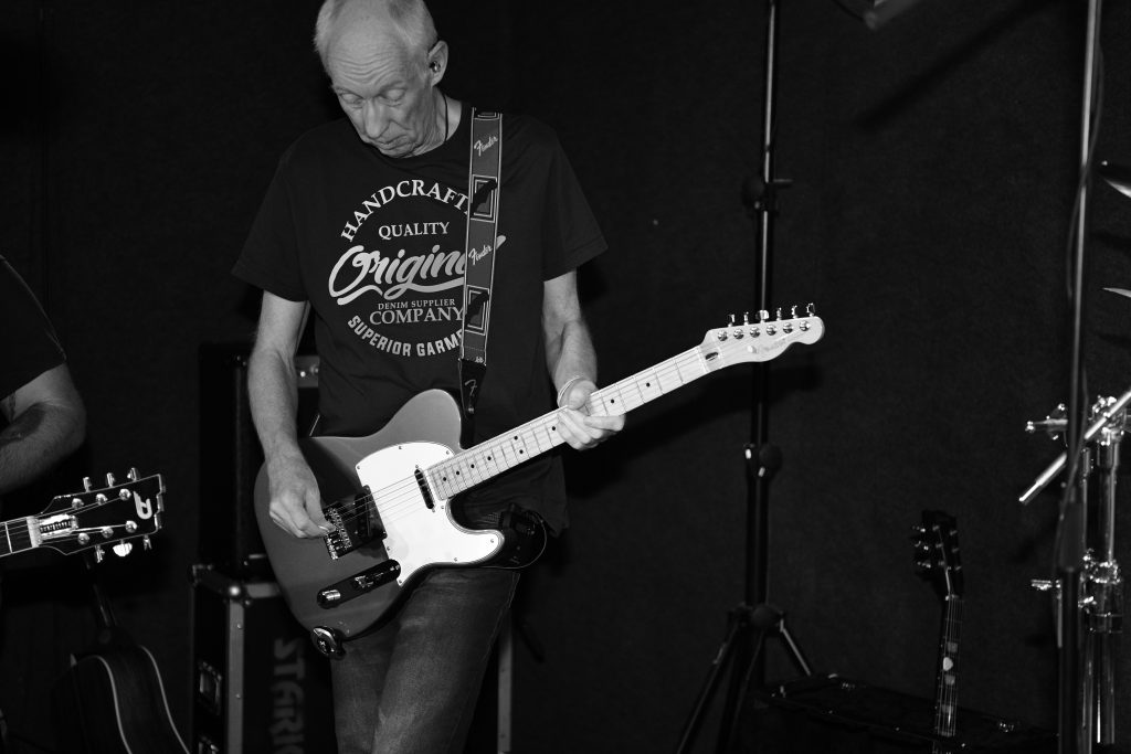 Dietze spielt Gitarre
