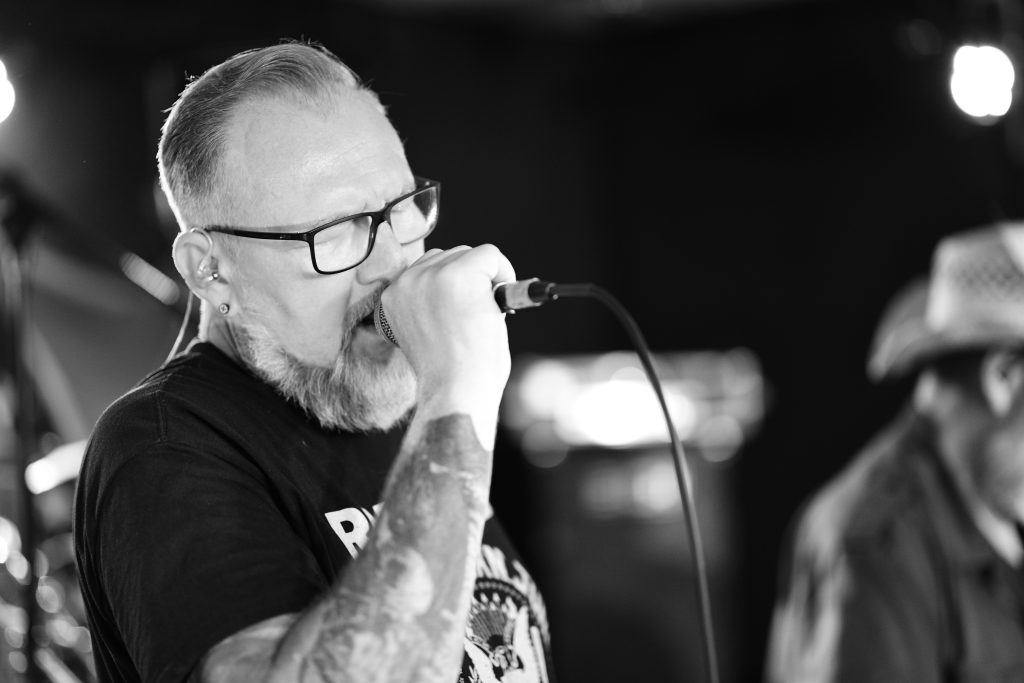 Schroeder singt am Mikrofon